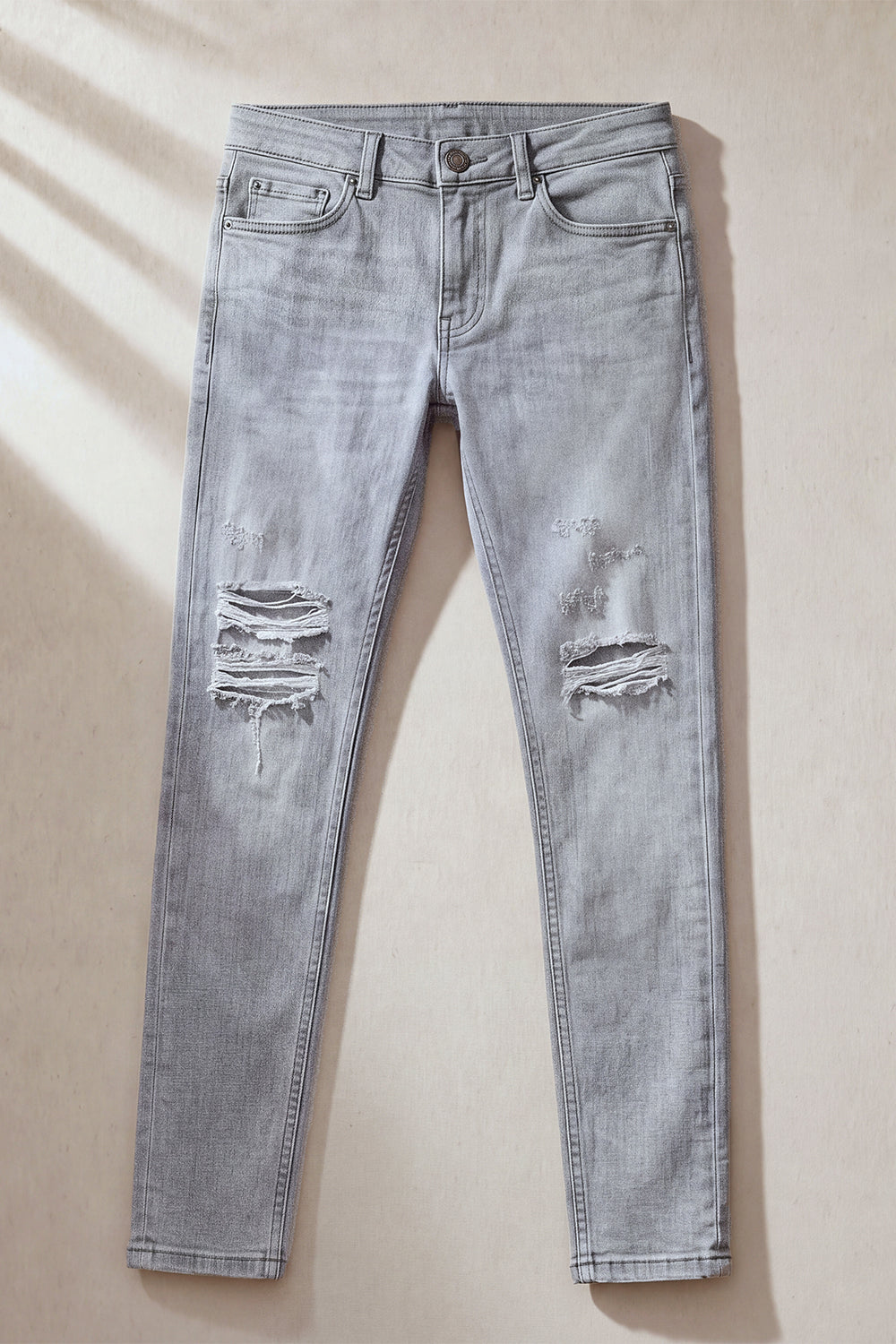 Jeans da uomo grigio marmo attillati lavati e strappati
