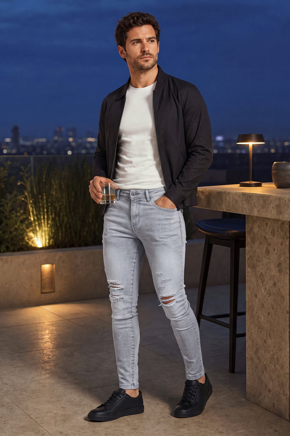 Jeans da uomo grigio marmo attillati lavati e strappati