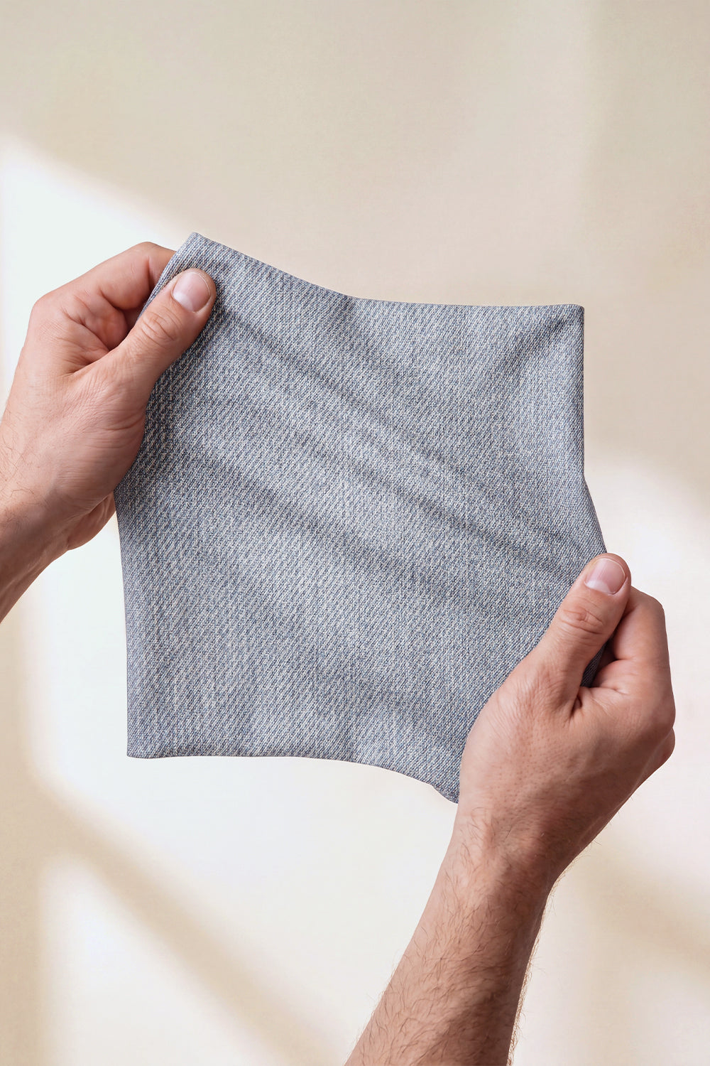 Jeans da uomo grigio marmo attillati lavati e strappati