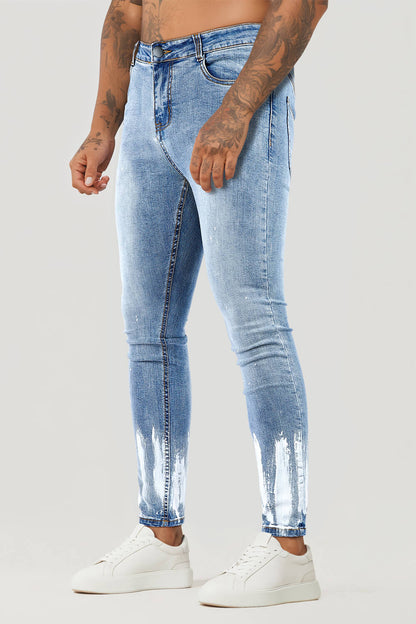 Modische, hellblaue Röhrenjeans