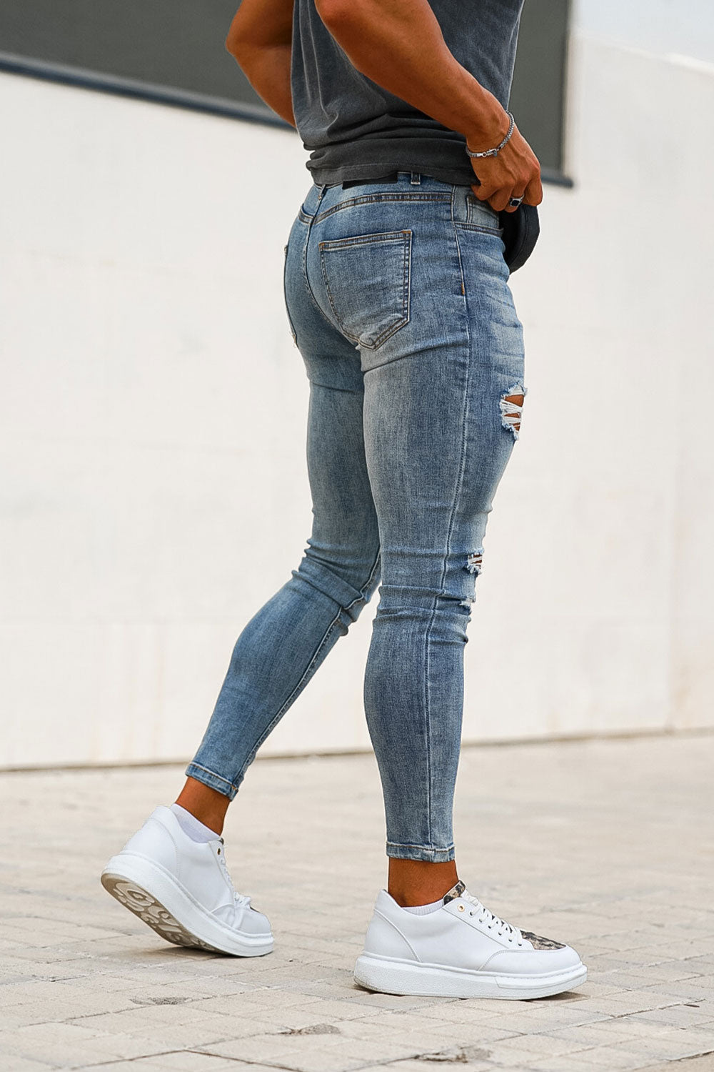Jeans blu strappati uomo hotsell