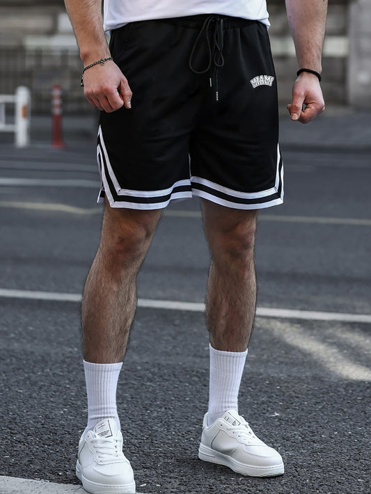 Shorts de hombres con estampado de letra y ribete de rayas con cordón en la cintura 